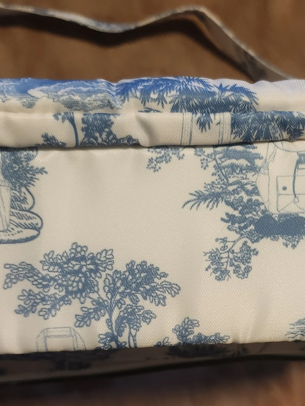 Lug Scoop SE Blue White Toile Quilted Crossbody Bag Multi Pocket Travel NWOT - Picture 13 of 14